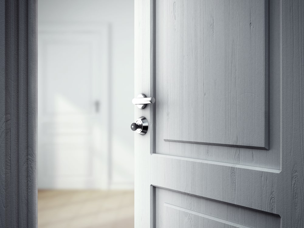 Drzwi wewnętrzne: wymiary otworu na drzwi i montaż ościeżnicy